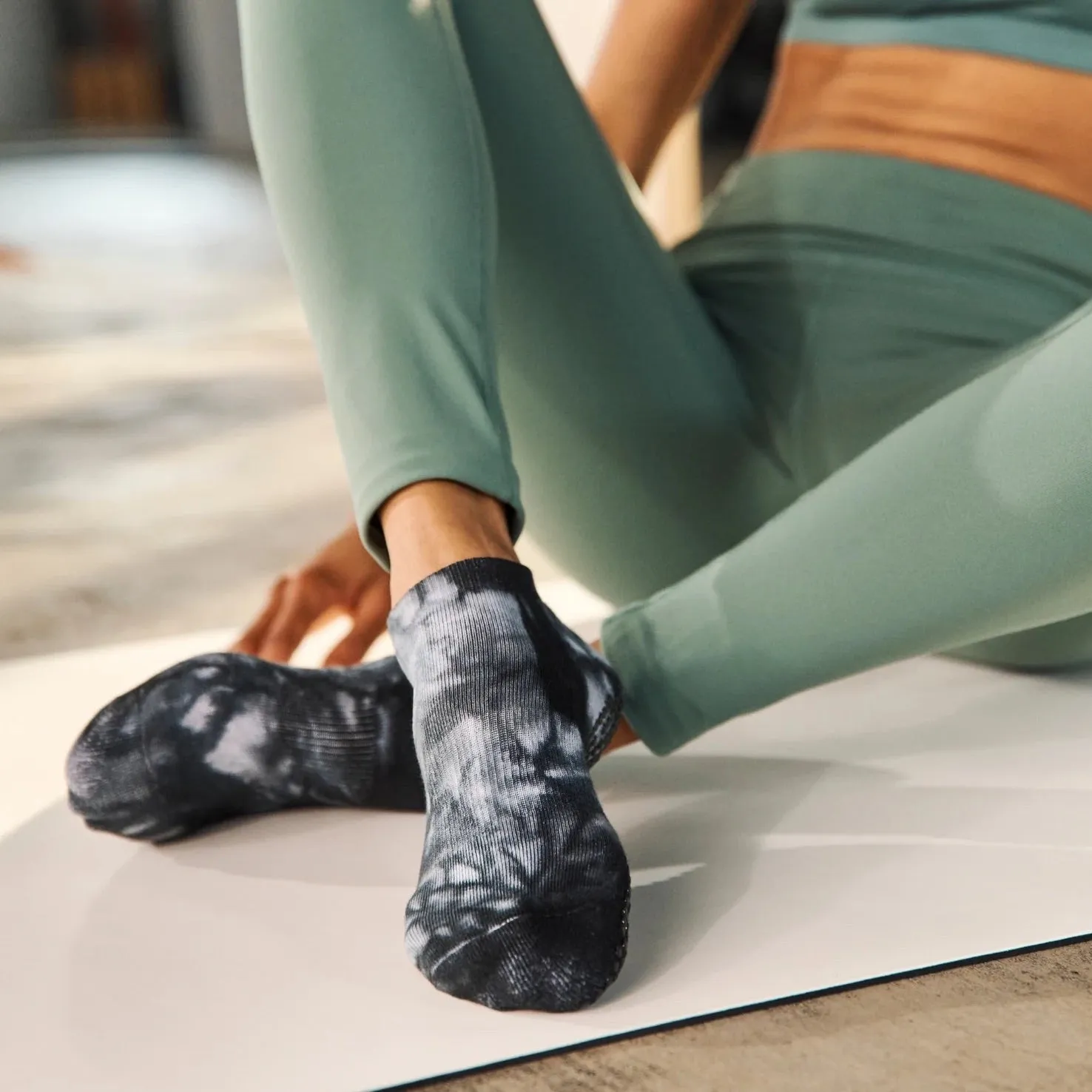Classic Low Rise Grip Socks - Tie-Dye (Barre / Pilates)
